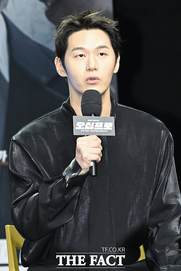 한동화 감독과 배우 이학주, 허성태, 오정세, 신하균, 김신록(왼쪽부터)이 포즈를 취하고 있다.
