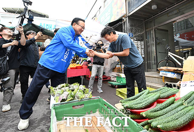 김부겸 더불어민주당 대구시장 후보가 21일 오후 대구 수성구 신매시장을 찾아 상인과 인사를 나누고 있다. /대구=박헌우 기자