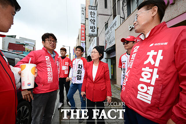 국민의힘 유의동 평택을 국회의원 재선거 후보와 차화열 국민의힘 평택시장 후보(오른쪽)가 이야기 나누는 모습.