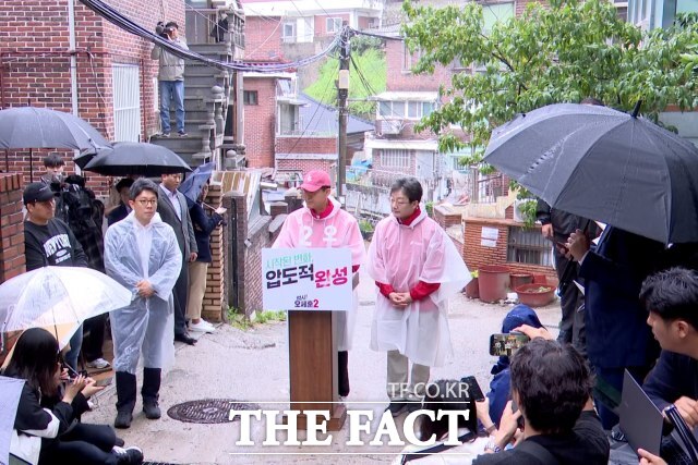 오세훈 국민의힘 서울시장 후보가 21일 오전 서울 강북구 미아동에서 유승민 전 의원과 함께하며 출정 대시민 메시지를 전하고 있다. /삼양동=김민지 기자