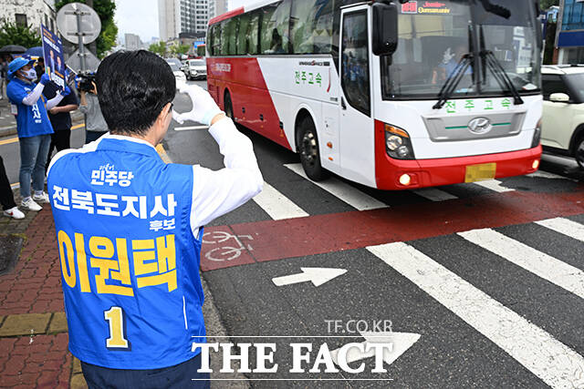이원택 더불어민주당 전북특별자치도지사 후보가 21일 오전 전주 덕진구 가련광장 사거리에서 시민들을 향해 인사하고 있다. /전주=김성렬 기자