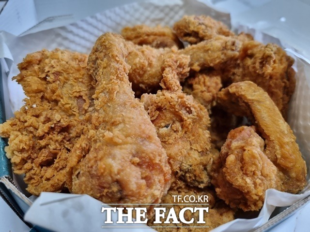 치킨 중량표시 의무제 본격 시행을 앞두고 배달앱 내 상당수 가맹점들이 중량 정보를 복잡한 링크 속에 숨겨놓는 등 소비자가 확인하기 어려운 '꼼수 표시'를 하고 있어 제도의 실효성이 크게 떨어진다는 지적이 제기됐다. /이선영 기자