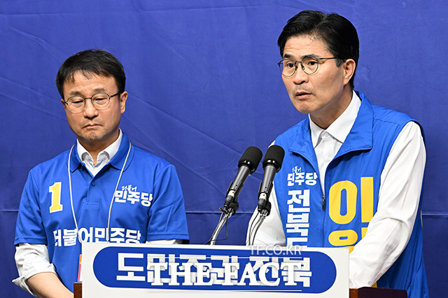 공약 발표하는 이원택 더불어민주당 전북특별자치도지사 후보. 왼쪽은 한병도 더불어민주당 원내대표.