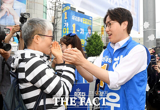 하정우 더불어민주당 부산 북구갑 국회의원 후보가 21일 오전 부산 북구 구포대교 사거리에서 출정식을 열고 발언하고 있다. /부산=박상민 기자