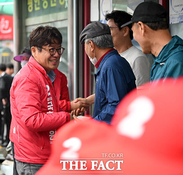 국민의힘 유의동 평택을 국회의원 재선거 후보와 차화열 국민의힘 평택시장 후보(오른쪽)가 이야기 나누는 모습.