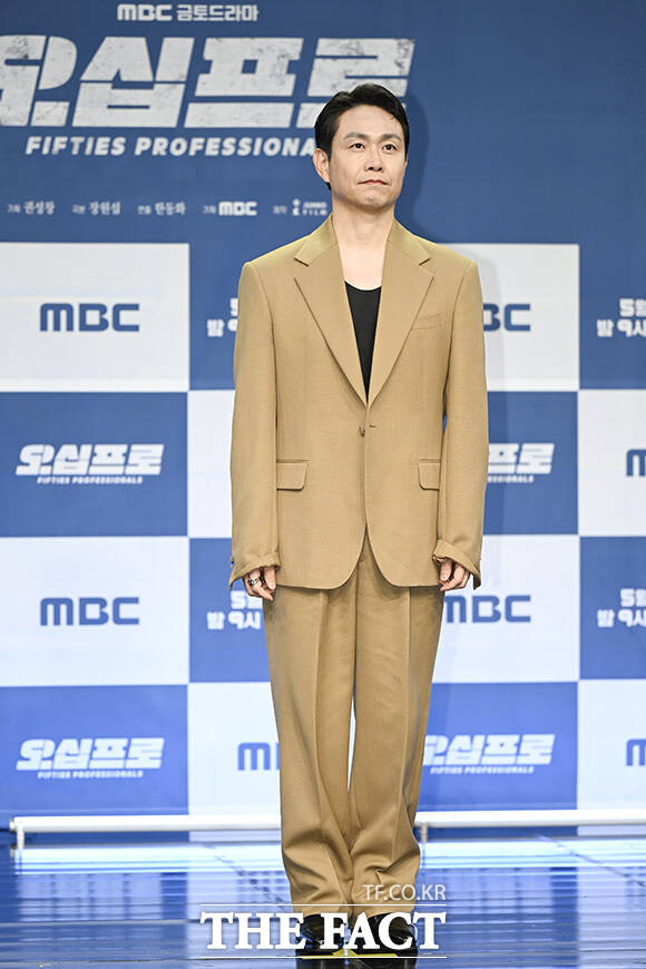 한동화 감독과 배우 이학주, 허성태, 오정세, 신하균, 김신록(왼쪽부터)이 포즈를 취하고 있다.
