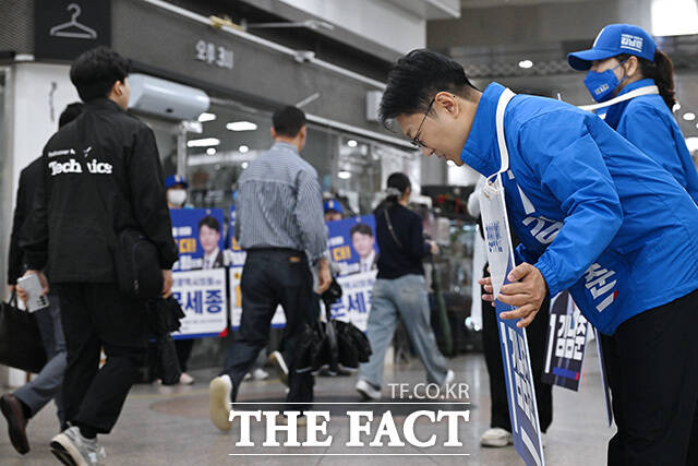 공식 선거 운동 첫날, 계양역 찾아 시민들께 인사하는 김남준 더불어민주당 계양을 재보궐선거 후보.