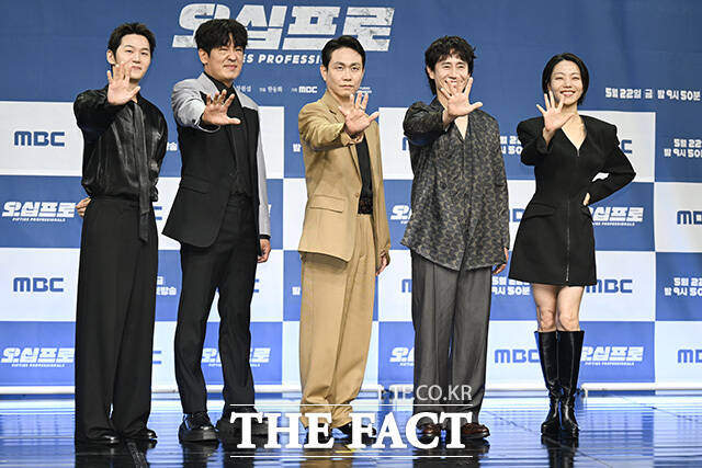 배우 이학주와 허성태, 오정세, 신하균, 김신록(왼쪽부터)이 21일 오후 서울 마포구 MBC 골든마우스홀에서 열린 MBC 새 금토드라마 '오십프로' 제작발표회에 참석해 포즈를 취하고 있다. /송호영 기자