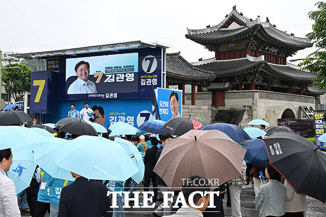 김관영 무소속 전북특별자치도지사 후보가 21일 오전 전주 완산구 풍남문 광장에서 열린 출정식에 참석해 지지를 호소하고 있다. /전주=김성렬 기자