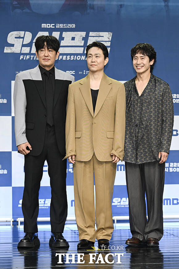 세 주연 배우가 손을 흔들고 있다.