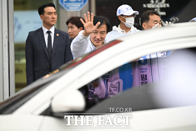 유세 발언에 앞서 운전자들에게 인사하며 악수 청하는 조국 후보.