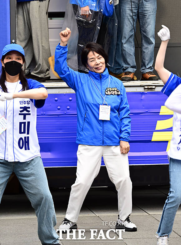 최민희 더불어민주당 의원이 6.3 지방선거 공식선거운동 첫날인 21일 오전 경기 성남시 분당 서현역 앞에서 열린 추미애 경기도지사 후보 선거 출정식에 참석해 선거운동원들과 율동을 하고 있다. /성남=임영무 기자