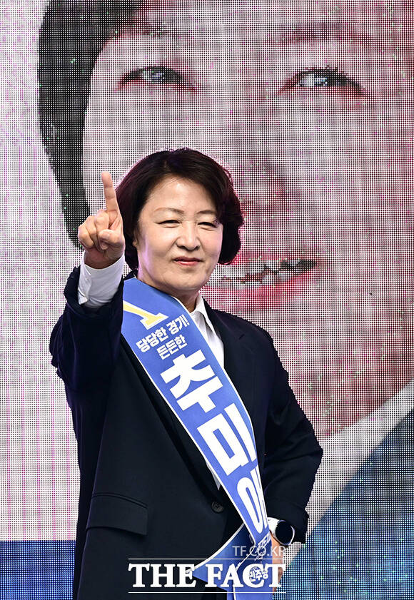 추미애 더불어민주당 경기도지사 후보(가운데)가 6.3 지방선거 공식선거운동 첫날인 21일 오전 경기 성남시 분당 서현역 앞에서 열린 출정식에서 정청래 더불어민주당 대표, 김병욱 성남시장 후보와 함께 지지를 호소하고 있다. /성남=임영무 기자