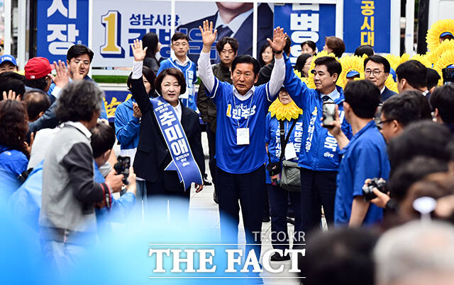 추미애 더불어민주당 경기도지사 후보(가운데)가 6.3 지방선거 공식선거운동 첫날인 21일 오전 경기 성남시 분당 서현역 앞에서 열린 출정식에서 정청래 더불어민주당 대표, 김병욱 성남시장 후보와 함께 지지를 호소하고 있다. /성남=임영무 기자