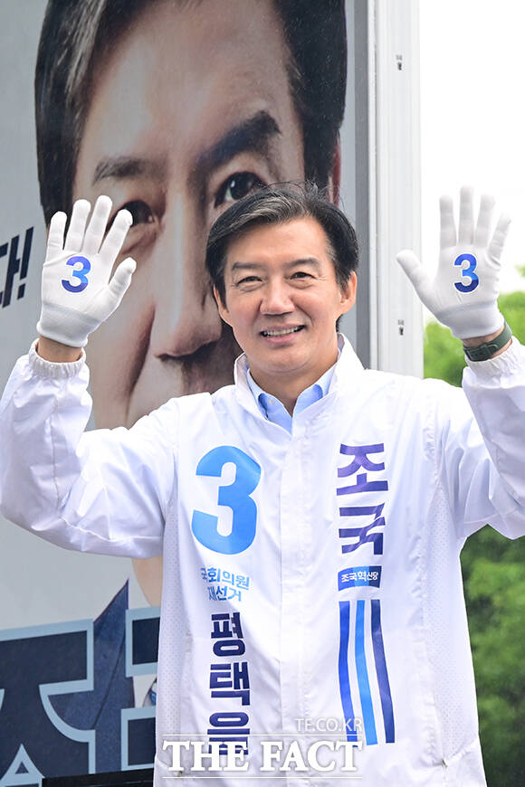 조국 조국혁신당 평택을 국회의원 재선거 후보가 21일 오전 경기 평택시 고덕면 KTX 경기남부역사 예정 부지에서 열린 공식선거운동 출정식에서 지지를 호소하고 있다. /평택=남윤호 기자