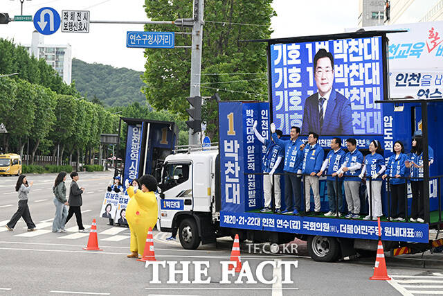 지지 호소하는 박찬대 더불어민주당 인천시장 후보(왼쪽)와 송영길 더불어민주당 연수구갑 재보궐선거 후보.