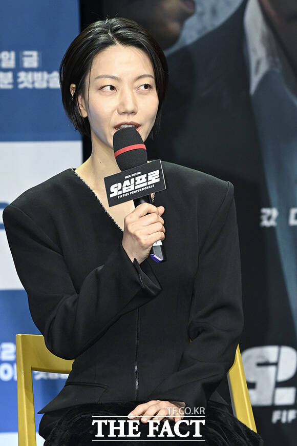 한동화 감독과 배우 이학주, 허성태, 오정세, 신하균, 김신록(왼쪽부터)이 포즈를 취하고 있다.