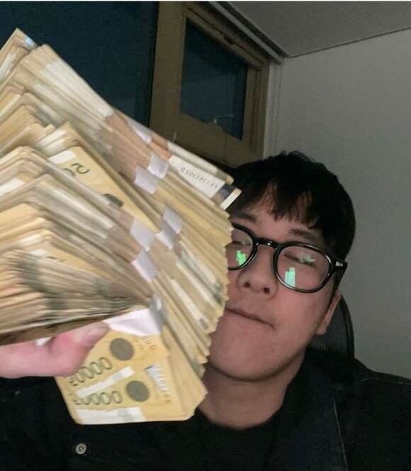 래퍼 리치 이기는 힙합의 기본 정신을 곡해하고 단순히 관심을 얻기 위해 자극 적인 가사를 써서 큰 논란을 불러 일으켰다./리치 이기 소셜 미디어