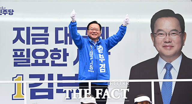 김부겸 더불어민주당 대구시장 후보가 21일 오전 대구 수성구 범어네거리에서 시민들에게 아침 인사를 하고 있다. /대구=박헌우 기자