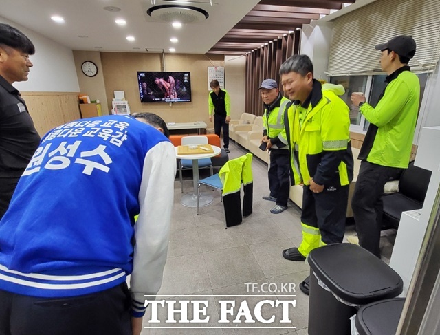 원성수 세종시교육감 후보가 공식 선거운동 첫날인 21일 환경관리원 사무소를 방문해 인사하고 있다. /원성수 캠프