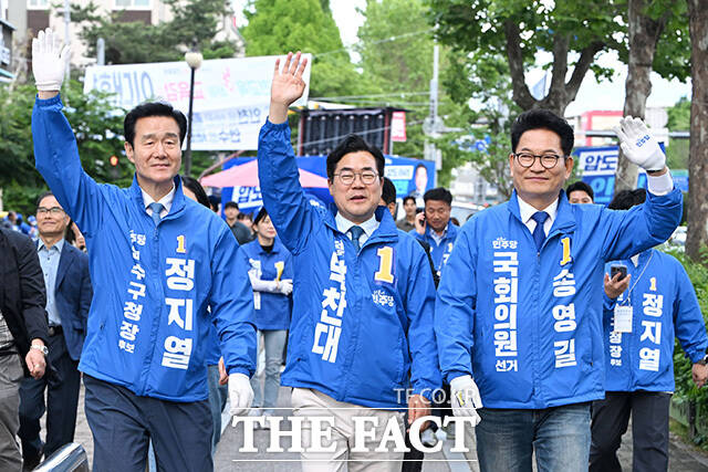 연수구 맛고을길 일대를 돌며 시민들에게 인사하는 더불어민주당 정지열 연수구청장 후보와 박찬대 인천시장 후보, 송영길 연수구갑 재보궐선거 후보(왼쪽부터).