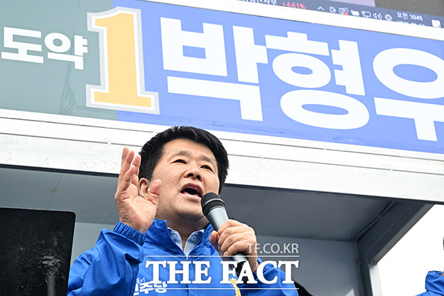 박형우 더불어민주당 계양구청장 후보 및 시·구의원 후보들과 합동 출정식 갖고 기념촬영하는 김남준 더불어민주당 계양을 재보궐선거 후보(위쪽 가운데).