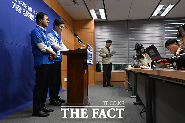 이원택 더불어민주당 전북특별자치도지사 후보가 21일 오후 전북도 전주 완산구 전북특별자치도의회에서 열린 기자회견에 참석해 공약발표를 한 뒤 취재진의 질의에 답변하고 있다. /전주=김성렬 기자