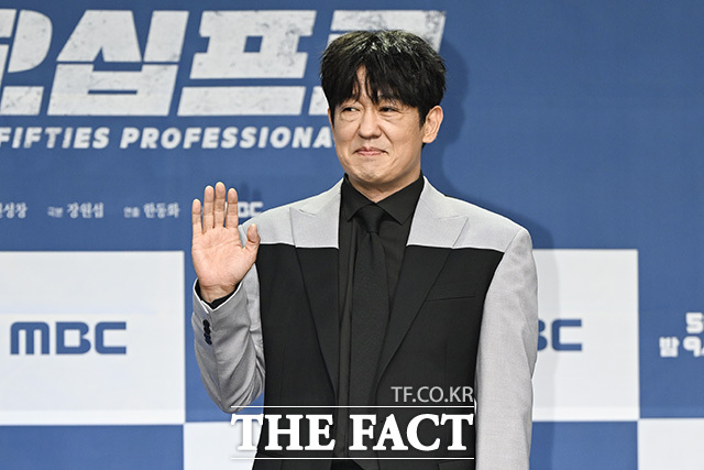 한동화 감독과 배우 이학주, 허성태, 오정세, 신하균, 김신록(왼쪽부터)이 포즈를 취하고 있다.