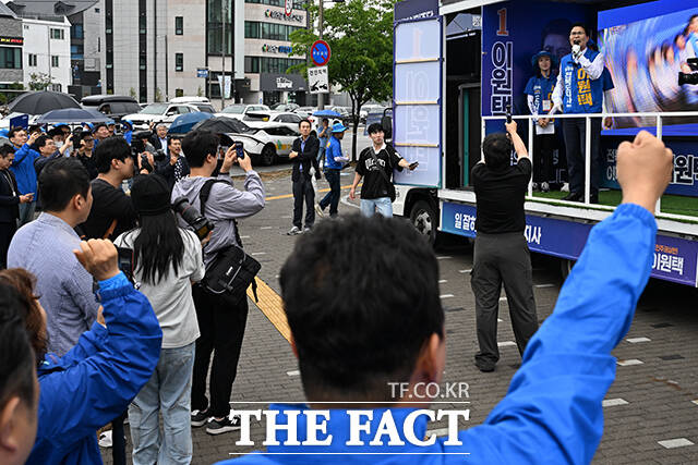 이원택 더불어민주당 전북특별자치도지사 후보가 21일 오전 전주 덕진구 가련광장 사거리에서 출정식을 열고 지지를 호소하고 있다. /전주=김성렬 기자