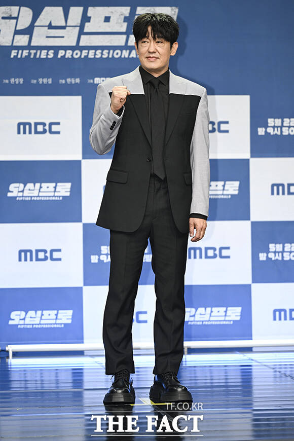 한동화 감독과 배우 이학주, 허성태, 오정세, 신하균, 김신록(왼쪽부터)이 포즈를 취하고 있다.