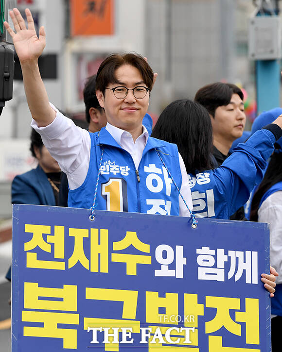 하정우 더불어민주당 부산 북구갑 국회의원 후보가 21일 오전 부산 북구 구포대교 사거리에서 출정식을 열고 발언하고 있다. /부산=박상민 기자