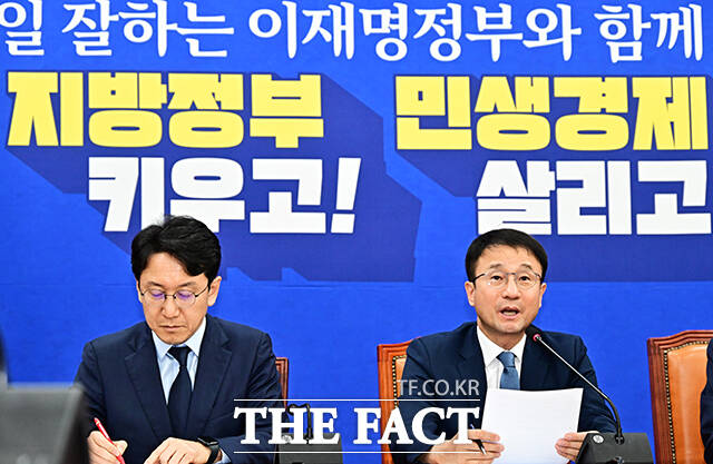 한병도 더불어민주당 원내대표가 배우자의 가상자산(코인) 재산신고 누락 의혹이 제기된 유정복 국민의힘 인천시장 후보를 향해 후보직 사퇴를 촉구했다. 사진은 14일 국회에서 열린 정책조정회의에 참석해 모두발언 중인 한 원내대표. /국회=배정한 기자