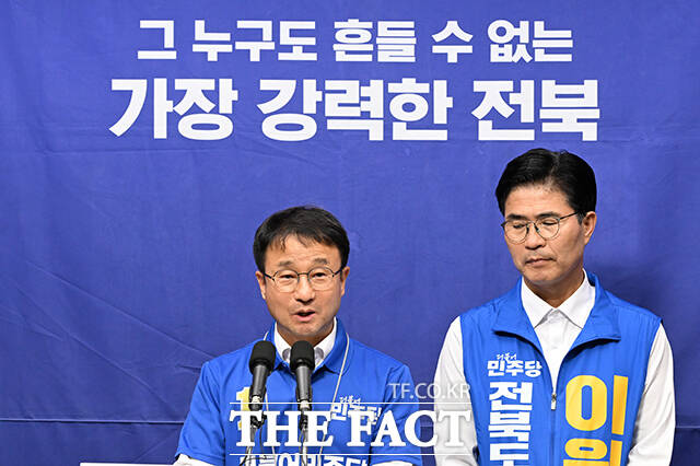 전북지사 경선 과정에서 공정성 논란이 불거지며 지역 내 정 대표에 대한 비토 정서가 일부 형성된 만큼, 지역구 의원이자 전북 익산을 지역위원장인 한병도 원내대표를 앞세워 민심 이반을 최소화하려 한다는 분석이 나온다. 사진은 21일 오후 전북 전주 완산구 전북특별자치도의회에서 열린 기자회견에 참석해 발언하고 있는 한 원내대표(왼쪽)와 이원택 민주당 전북지사 후보. /전주=김성렬 기자