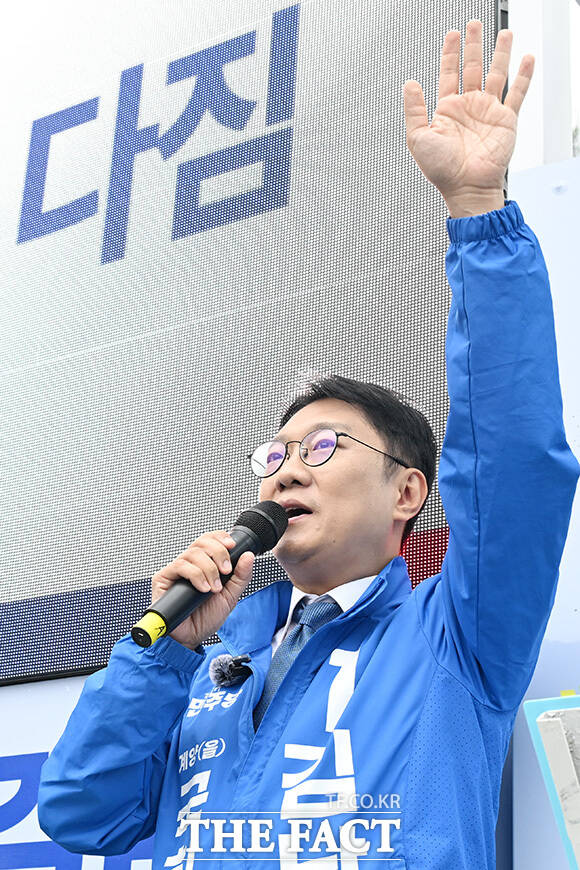 출정식 열고 지지 호소하는 김남준 후보.
