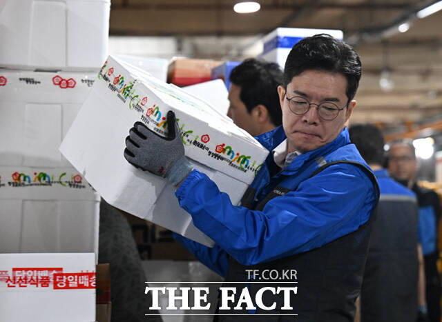 정청래 더불어민주당 대표와 정원오 서울시장 후보, 문종철 광진구청장 후보(왼쪽부터)가 제9회 전국동시지방선거 공식 선거운동 시작일인 21일 0시 서울 광진구 동서울우편집중국을 찾아 택배 물류 작업을 하고 있다. /이새롬 기자