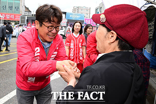 국민의힘 유의동 평택을 국회의원 재선거 후보와 차화열 국민의힘 평택시장 후보(오른쪽)가 이야기 나누는 모습.
