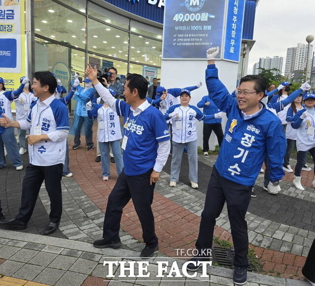 정청래 더불어민주당 대표(가운데)가 21일 오후 천안시 불당동에서 장기수 천안시장 후보, 문진석 의원과 당원들과 함께 선거운동 중 댄스를 하며 지지를 호소하고 있다. /정효기 기자