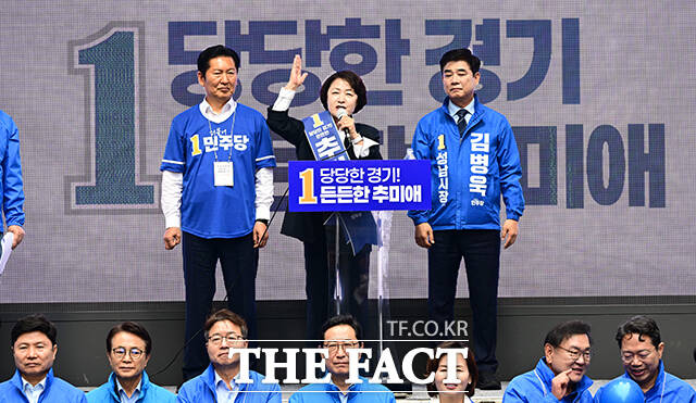 추미애 더불어민주당 경기도지사 후보(가운데)가 6.3 지방선거 공식선거운동 첫날인 21일 오전 경기 성남시 분당 서현역 앞에서 열린 출정식에서 정청래 더불어민주당 대표, 김병욱 성남시장 후보와 함께 지지를 호소하고 있다. /성남=임영무 기자