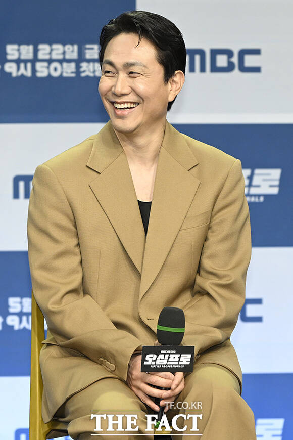 세 주연 배우가 손을 흔들고 있다.