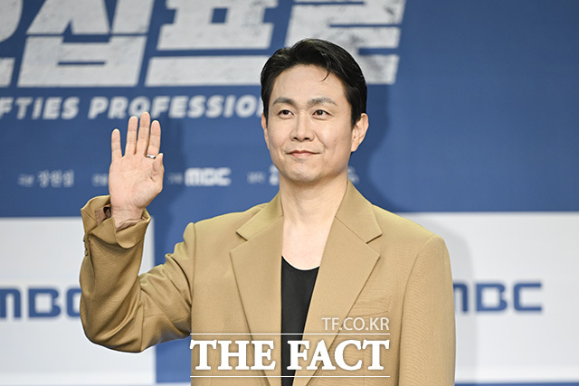 한동화 감독과 배우 이학주, 허성태, 오정세, 신하균, 김신록(왼쪽부터)이 포즈를 취하고 있다.