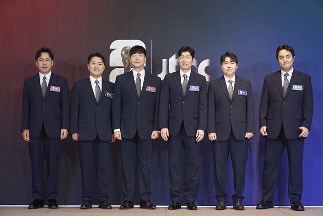 이광용 정용검 배성재 캐스터, 박지성 김환 이주헌 해설위원(왼쪽부터)이 21일 오전 서울 중구 앰배서더 서울 풀만 호텔 그랜드볼룸에서 진행된 JTBC '2026 FIFA 북중미 월드컵' 기자간담회에 참석해 다양한 이야기를 나눴다/JTBC