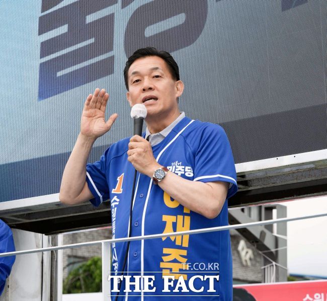 공식 선거운동 첫날인 21일 지동교에서 열린 수원 원팀 지방선거 합동 출정식에서 이재준 더불어민주당 수원시장 후보가 연설하며 지지를 호소하고 있다. /이재준 후보 선거캠프