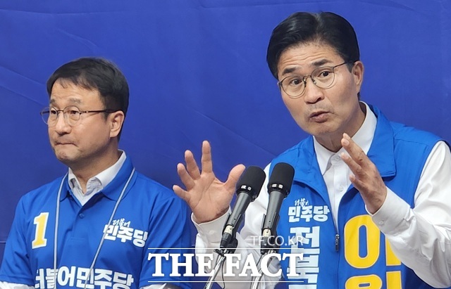 21일 전주시 완산구 효자동3가 전북도의회 브리핑룸에서 이원택 더불어민주당 전북도지사 후보(오른쪽)가 공식 선거운동 첫날을 맞아 제1호 공약인 전북성장공사 설립에 대해 설명하고 있다. 왼쪽은 한병도 더불어민주당 원내대표. /이원택 선거캠프