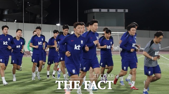 지난해 6월 이라크 바스라에서 첫 훈련을 하고 있는 홍명보호 선수들./바스라=KFA