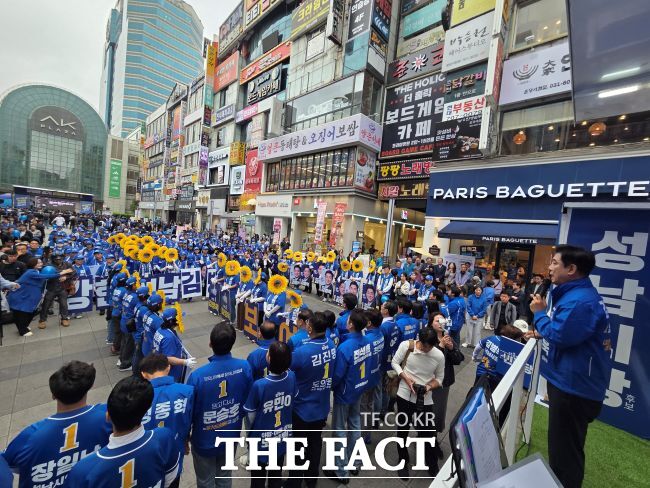 21일 공식 선거운동 첫날 성남시 서현역 5번 출구 앞에서 열린 김병욱 민주당 성남시장 후보 출정식에서 김 후보가 지지자들에게 한 표를 호소하고 있다. /박아론 기자