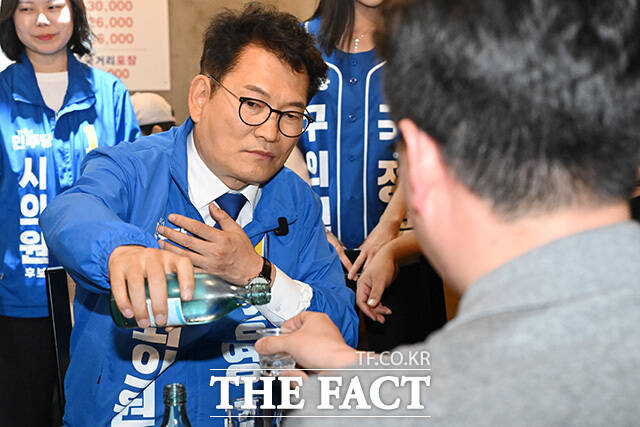 연수구 맛고을길 일대를 돌며 시민들에게 인사하는 더불어민주당 정지열 연수구청장 후보와 박찬대 인천시장 후보, 송영길 연수구갑 재보궐선거 후보(왼쪽부터).