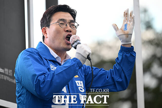 김용남 더불어민주당 평택을 국회의원 재선거 후보와 최원용 민주당 평택시장 후보를 비롯한 시·도 의원 후보들이 손을 맞잡고 인사하고 있다.