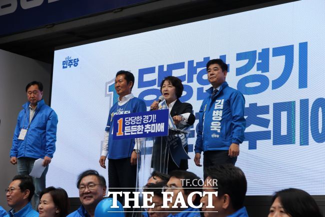 21일 공식 선거운동 첫날 성남시 서현역 5번 출구 앞에서 열린 추미애 민주당 경기도지사(가운데) 후보 출정식에서 추 후보와 김병욱 성남시장 후보(오른쪽), 정청래 민주당 대표(왼쪽)가 함께 지지를 호소하고 있다. /박아론 기자