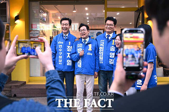 연수구 맛고을길 일대를 돌며 시민들에게 인사하는 더불어민주당 정지열 연수구청장 후보와 박찬대 인천시장 후보, 송영길 연수구갑 재보궐선거 후보(왼쪽부터).