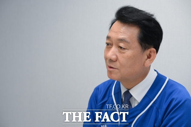 이광재 더불어민주당 경기 하남갑 국회의원 후보는 하남 현안 해결을 위해 국회 내 협업 구조를 앞세우고 있다. 사진은 이 후보가 20일 오전 경기 하남시 한 아파트 단지에서 <더팩트>와 인터뷰를 하고 있는 모습. /하남=김성렬 기자